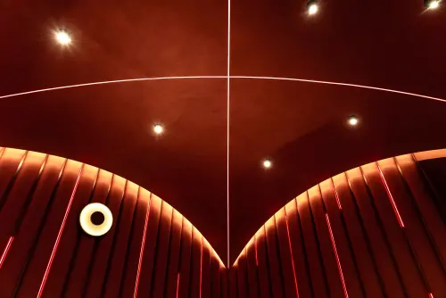 ONCOR強調,全區沙發之軟硬度、尺寸與包覆角度等細節皆依品牌多年實務經驗量身定製。(圖/ONCOR提供) ▲ONCOR強調,全區沙發之軟硬度、尺寸與包覆角度等細節皆依品牌多年實務經驗量身定製。(圖/ONCOR提供)