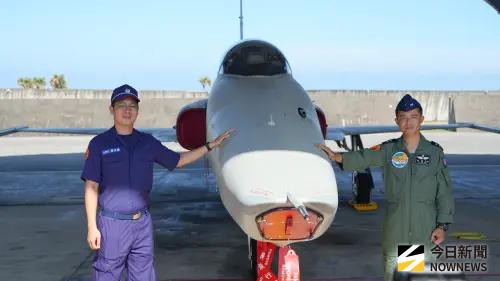 RF-5E偵察機除役,飛官與機工長合影。(圖/記者呂炯昌攝,2025.0703) ▲RF-5E偵察機除役,飛官與機工長合影。(圖/記者呂炯昌攝,2025.0703)