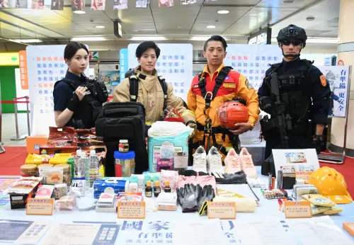 ▲內政部展出緊急避難包的內容與清單。（圖／內政部提供）