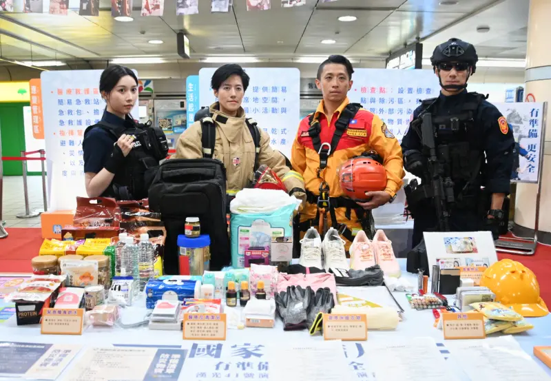 ▲內政部展出緊急避難包的內容與清單。（圖／內政部提供）