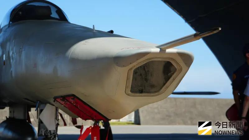 ▲RF-5E偵察機與F-5最大差異是機鼻拆除雷達與1挺機砲,加裝偵照設備。(圖)/記者呂炯昌攝,2025.07.03