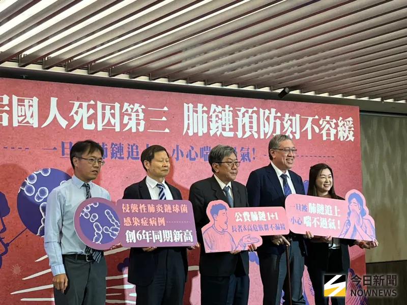 ▲醫師呼籲，65歲以上長者或19至64歲的高風險族群盡快完成肺炎鏈球菌疫苗接種。（圖／記者張乃文攝）