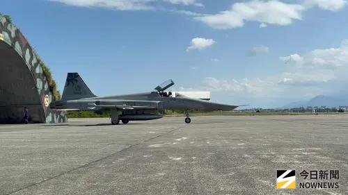 RF-5偵察機除役交棒RF-16戰機　飛官不捨「老戰友」坦言：會想哭
