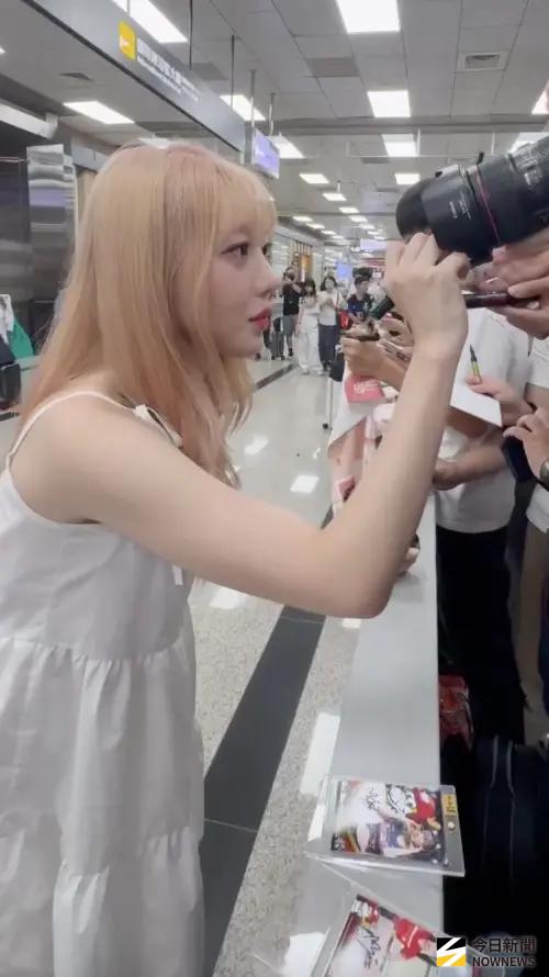 ▲現場大批粉絲手舉權喜原應援毛巾、應援牌接機，權喜原也一一為粉絲簽名。（圖／讀者提供）