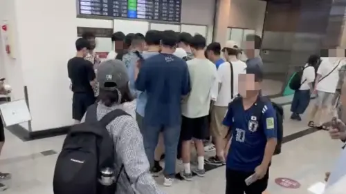 ▲權喜原現身松山機場，剛出機場意外引發球迷、粉絲暴動，需要現場經紀公司工作人員協助帶離。（圖／讀者提供）