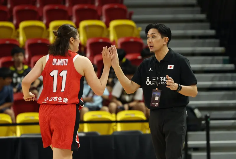 ▲日本女籃總教練小笠原真人（右）盼選手能在瓊斯盃以賽代訓，展現好的比賽過程。（圖／中華籃協提供）