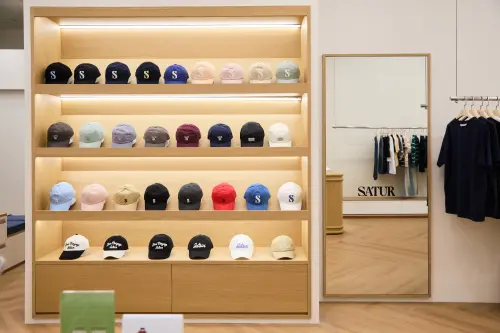 ▲7月暑假「SATUR」進駐台北信義區威秀商圈，一整櫃老帽讓人選擇障礙。（圖／SATUR提供）