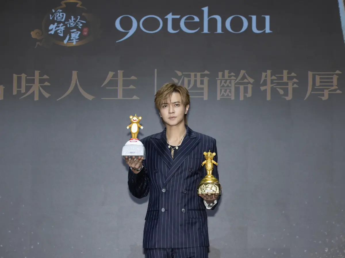 ▲羅志祥擔任特殊造型聯名酒品代言人，自誇喝不醉，就算喝到吐得像噴泉，意識還是很清醒，只不過酒後行爲變粗魯，還會咬人，他也沒有「喝到斷片」的經驗。（圖／酒齡特厚提供）