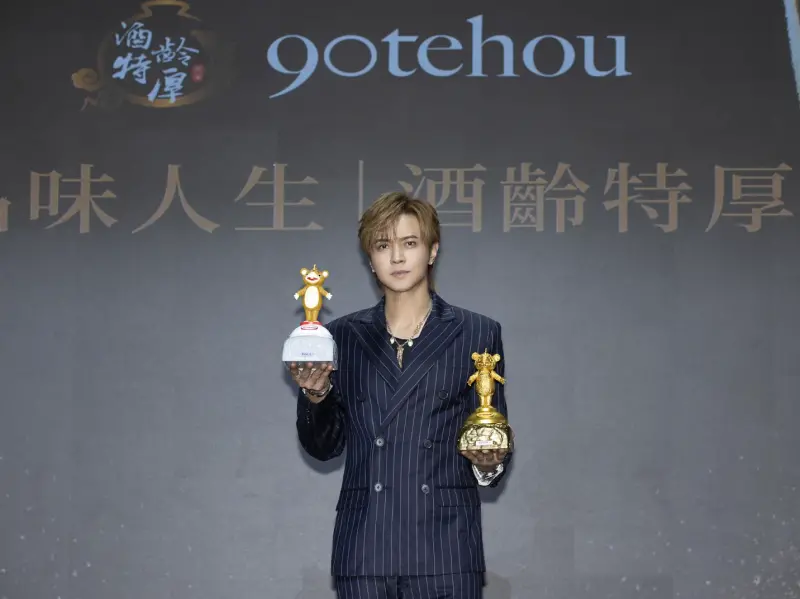 ▲羅志祥擔任特殊造型聯名酒品代言人，自誇喝不醉，就算喝到吐得像噴泉，意識還是很清醒，只不過酒後行爲變粗魯，還會咬人，他也沒有「喝到斷片」的經驗。（圖／酒齡特厚提供）