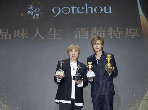 ▲胡瓜（左）之前在羅志祥（右）擔任酒品代言人的活動現場以神秘嘉賓身分出席，被認為很適合出面撮合「羅密歐」再同台。（圖／酒齡特厚提供）