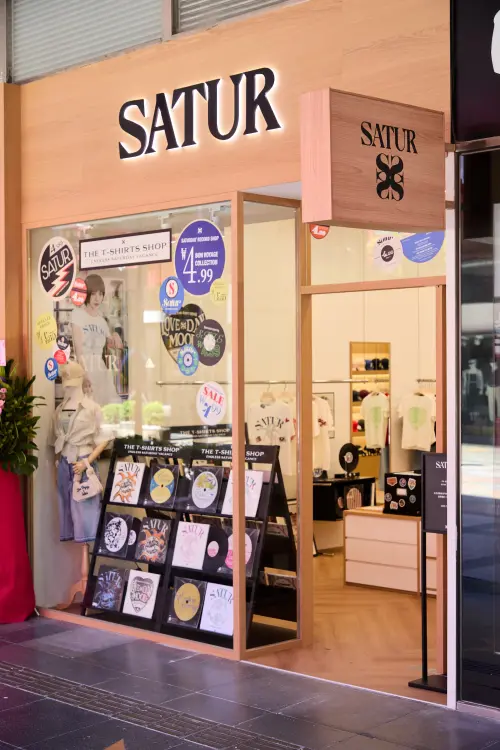 ▲「SATUR」信義威秀店外觀就像黑膠唱片概念店。（圖／SATUR提供）