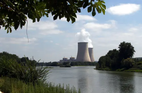 ▲由於歐洲高溫導致河水溫度上升，法國電力公司（EDF）週一關閉了位於該國南部塔恩-加龍省（Tarn-et-Garonne）的戈爾費什（Golfech）核電站。（圖／美聯社／達志影像）