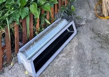 新北市林口3日發生一起墜樓意外,呂姓男子疑似因為要固定冷氣機,沒想到遭冷氣機拉扯墜樓。 ▲新北市林口3日發生一起墜樓意外,呂姓男子疑似因為要固定冷氣機,沒想到遭冷氣機拉扯墜樓。(圖/翻攝畫面)