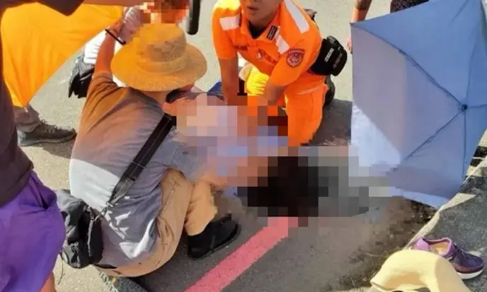 ▲事發於基隆市中正區潮境公園，3日下午3點多發生一起機車撞行人的死亡車禍，一名吳姓婦人被撞，現場血流滿地，送醫搶救仍傷重不治。(圖／翻攝畫面)