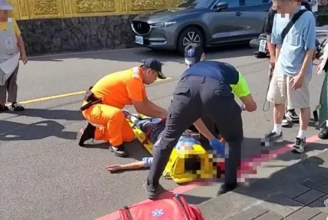 事發於基隆市中正區潮境公園,3日下午3點多發生一起機車撞行人的死亡車禍,一名吳姓婦人被撞,現場血流滿地,送醫搶救仍傷重不治。 ▲事發於基隆市中正區潮境公園,3日下午3點多發生一起機車撞行人的死亡車禍,一名吳姓婦人被撞,現場血流滿地,送醫搶救仍傷重不治。(圖/翻攝畫面)