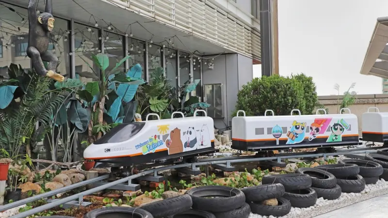 ▲全新造型的「COZZI 卡通明星列車」車體空間加大、軌道加寬，提升乘載量與乘坐舒適度。（圖／和逸飯店·台南西門館提供）