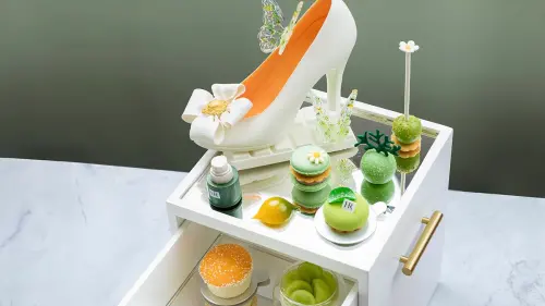 ▲高雄日航酒店攜手奢華品牌HR 赫蓮娜，獻上期間限定「盛夏奢活」旅宿提案，聯名主題午茶同步登場。（圖／高雄日航酒店提供）