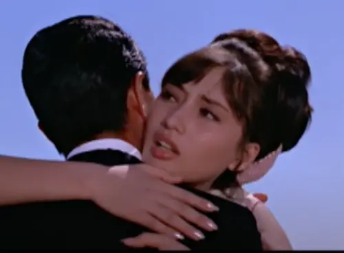 ▲胡燕妮（右）才剛在邵氏走紅，很快就為了追求愛情，不惜與公司弄壞關係，演藝行情大受影響。（圖／摘自YouTube）