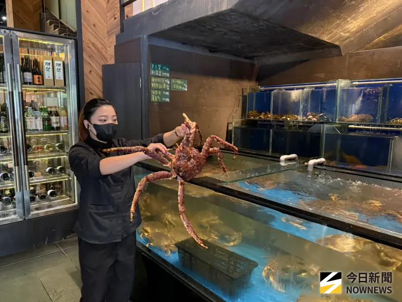 ▲標榜「看得到水族缸、吃得到現撈鮮味」的響海鮮餐廳，營運逾十年來，堅持以無菜單料理方式，提供客製化服務。（圖／記者金武鳳攝，2025.7.3)