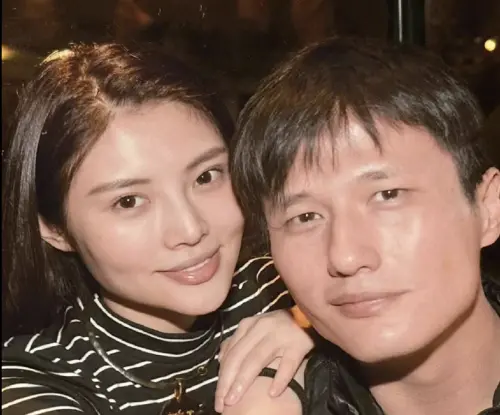 ▲尹子維（右）在演藝圈發展平平，在娶了「中國第一美胸」徐冬冬後，話題才暴增。（圖／摘自微博）