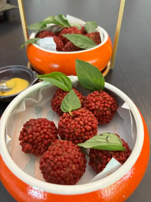 ▲「貴妃笑」的荔枝蝦球，以紅通通、圓滾滾的荔枝外型贏得滿堂彩，成為最上相料理。(圖／記者金武鳳攝，2025.7.3)