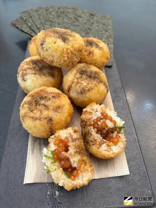 ▲招牌鮭魚卵飯糰，將米飯以高溫油炸至金黃酥脆，內餡包裹著新鮮魚卵，一口咬下，舌尖感受『啵啵』彈跳的驚喜，（圖／記者金武鳳攝，2025.7.3)