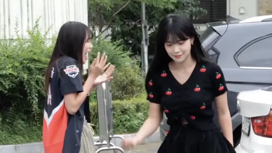 ▲中職明星賽即將登場，有粉絲翻出2022年時李多慧（右）與邊荷律（左）同隊時的影片，李多慧不僅幫邊荷律綁頭髮，2人在上班路也要猜拳，讓不少球迷及粉絲都在敲碗2人在中職明星賽同台合作。（圖／翻攝自IG）