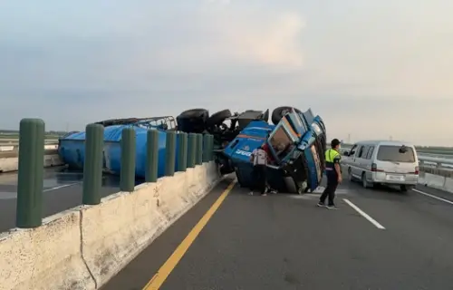 西濱北上彰化段車禍!槽車追撞小貨車後翻覆橫躺 交通嚴重受阻