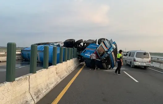 西濱北上彰化段車禍！槽車追撞小貨車後翻覆橫躺 交通嚴重受阻