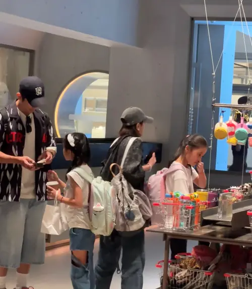 ▲賈靜雯（右二）與修杰楷（左）成都逛街被粉絲捕捉，一家人畫面十分溫馨。（圖／小紅書）