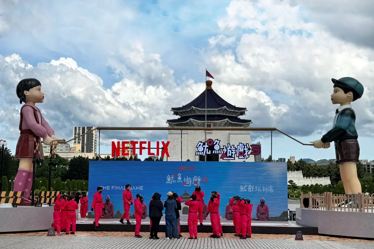 ▲Netflix《魷魚遊戲3》台北場今天、明天有兩場活動，中正紀念堂現場有7公尺高的「英熙娃娃」與玩伴「哲秀」現身，並打造巨型跳繩遊戲，是否受颱風想而取消，主辦方公布細節。（圖／記者葉盛耀攝）
