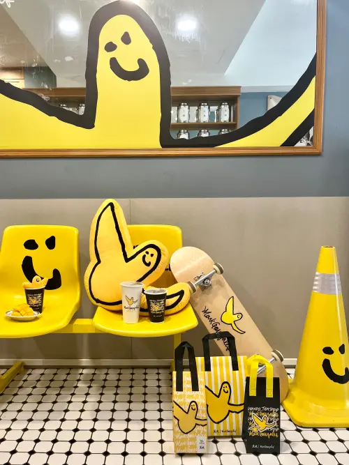 ▲Mark Gonzales黃色小天使新潮聯名萬波島嶼紅茶。（圖／萬波提供）