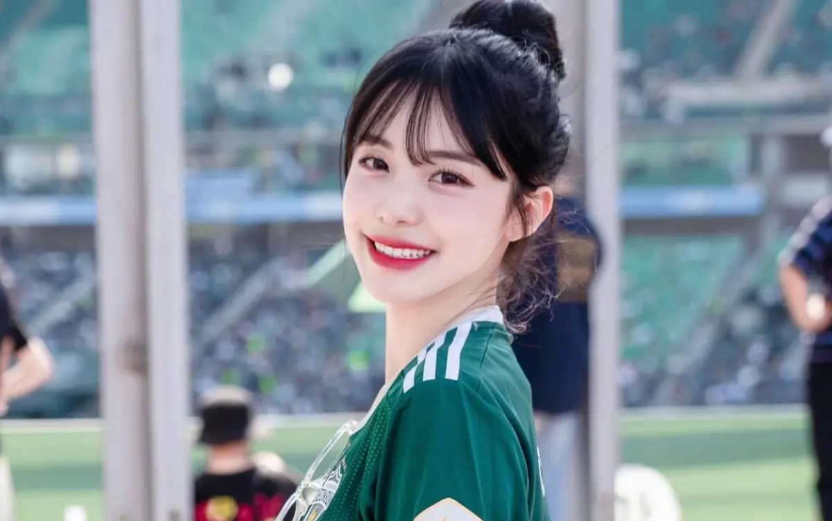 ▲啦啦隊女神李多慧（如圖）的照片竟被人修圖改成手舉「大罷免大成功」的布條，媒體人黃揚明見狀氣炸痛批P圖者「莫名其妙」。（圖／李多慧IG）