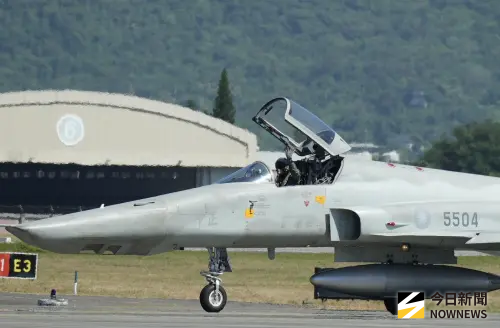 RF-5E偵察機除役,飛官揮手致意。(圖/記者呂炯昌攝,2025.07.04) ▲RF-5E偵察機除役,飛官揮手致意。(圖/記者呂炯昌攝,2025.07.04)