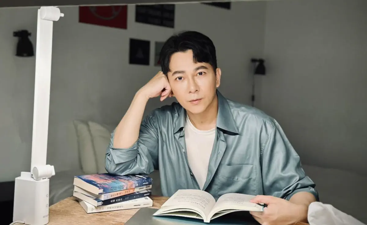 ▲知名作家肆一（如圖）的同名散文《可不可以，你也剛好喜歡我》在2020年上映，沒想到近來爆出他該拿的400萬元改編權費用，全進入經紀人口袋。（圖／翻攝自肆一臉書）