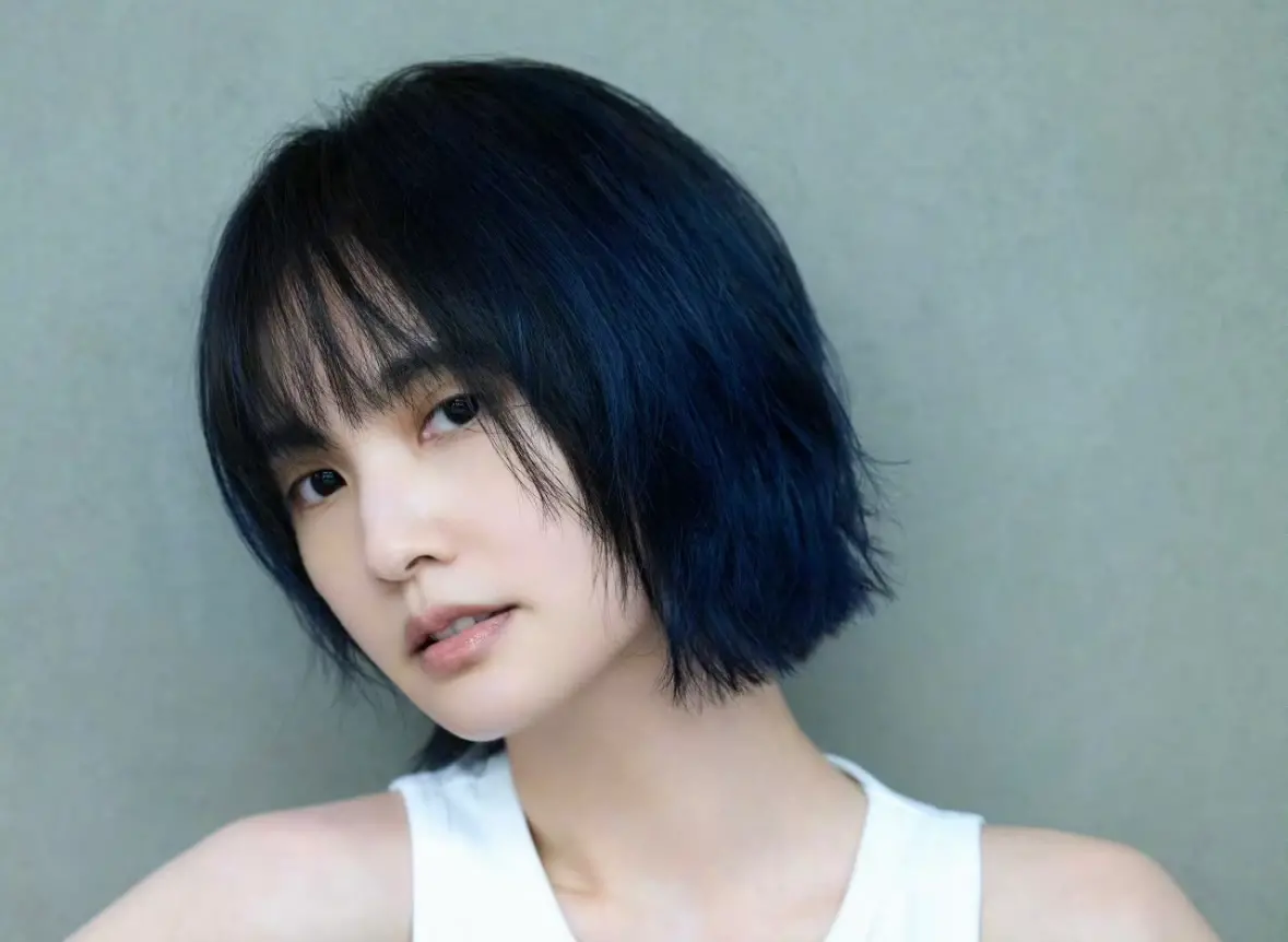 ▲藝人楊丞琳（如圖）驚喜剪去30公分長髮，以挑染短髮亮相，新造型竟被網友大讚撞臉李榮浩，直呼兩人越看越像。（圖／楊丞琳微博）