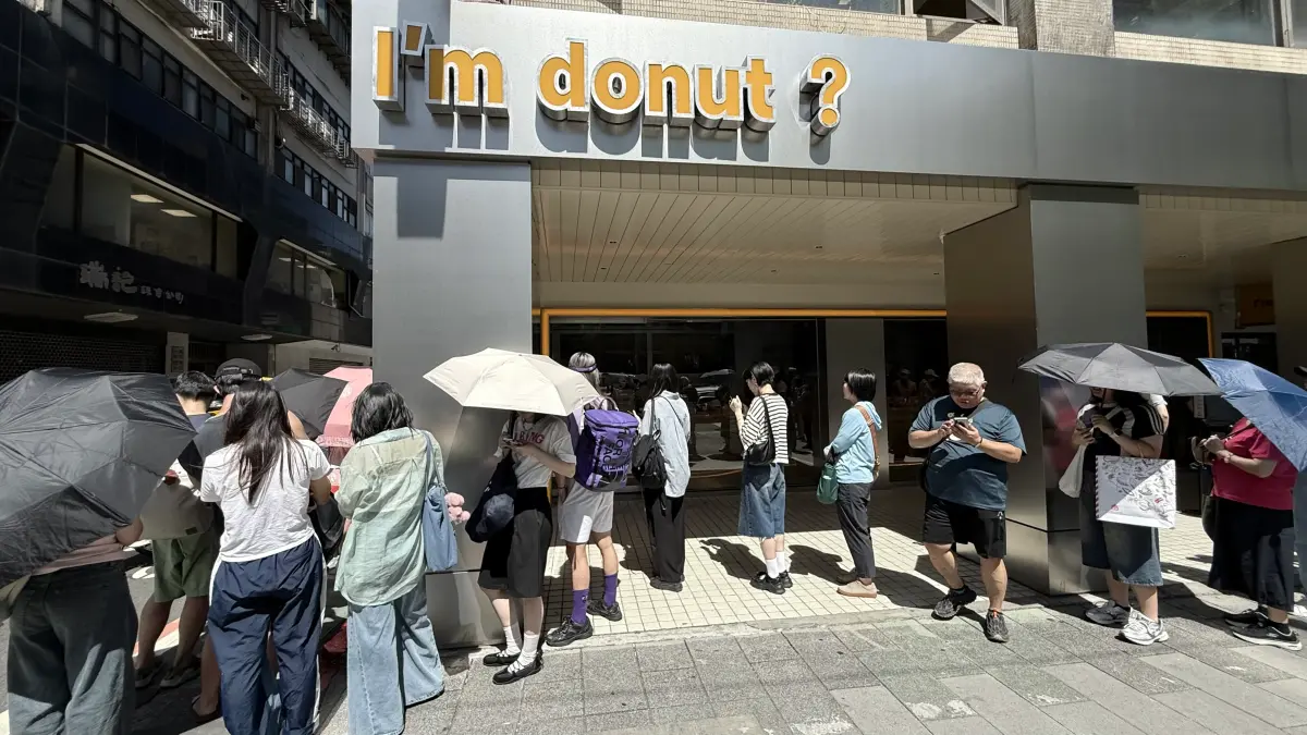 ▲日本東京爆紅「I’m donut?」生甜甜圈台灣首店開幕，記者現場直擊高溫仍湧出超過400人排爆台北東區街頭，有如貪食蛇在建築物外繞整圈，目前已經累積第二圈排隊人潮。（圖／記者蕭涵云攝）