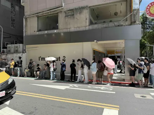 ▲高溫的台北東區，湧現大批人潮排隊頂著大太陽「I’m donut?」生甜甜圈。（圖／記者蕭涵云攝）
