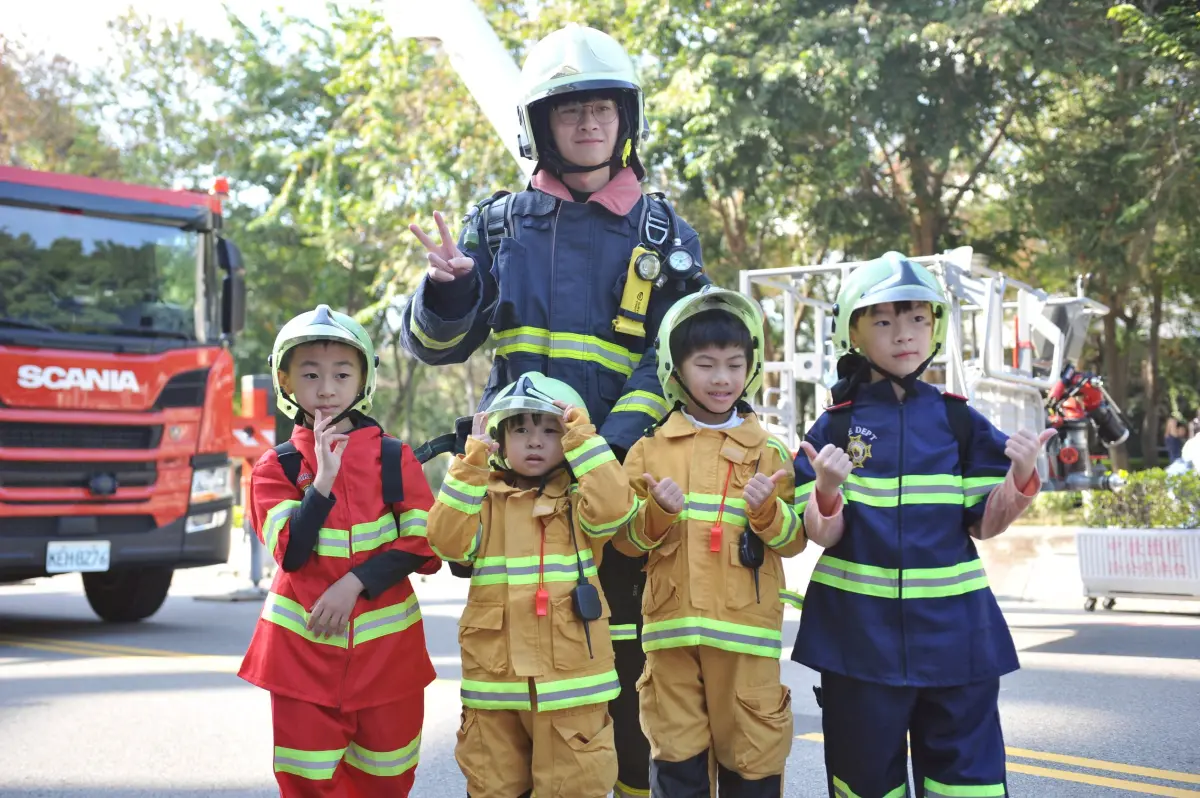 ▲7月12日首場由最受歡迎的消防隊登場，小朋友穿上迷你消防制服變身小小英雄。（圖／業者提供）