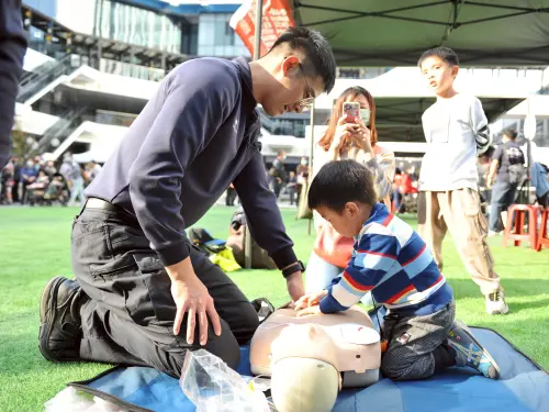 異想新樂園職人體驗營登場 歡迎孩子變身小小英雄 ▲職人體驗營結合防災知識宣導,讓孩子邊玩邊學習「保命技能」。(圖/業者提供)