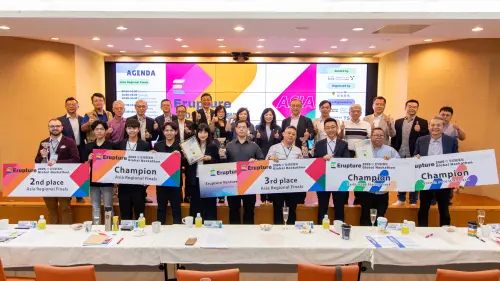 ▲Erupture全球創客松亞洲區總決賽將前往矽谷柏克萊，晉級團隊與陣容超強的評審團合影。（圖／萬里雲提供）