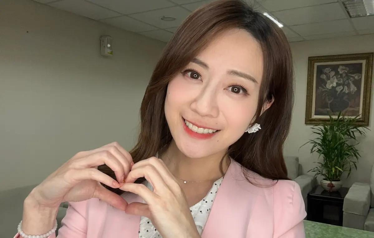 ▲女神主播王暐婷（如圖）說自己哭著跟長官提辭職，已經離開東森財經台，決定休息一陣子，之後還是會主持其他節目。（圖／王暐婷臉書）