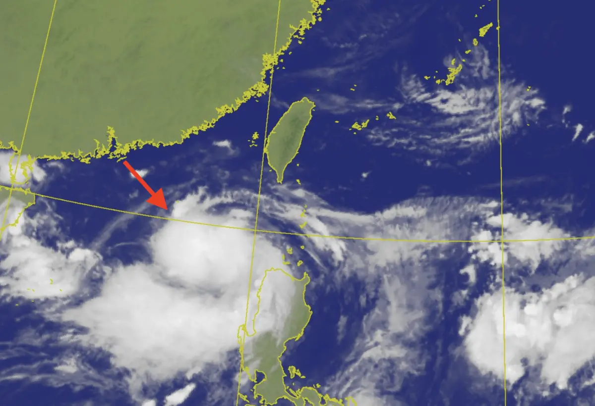 ▲第4號颱風「丹娜絲」即將生成，目前中心位置脫離呂宋島進入南海，由於相當接近台灣陸地，一旦生成後中央氣象署很可能隨即發佈海上颱風警報。（圖/中央氣象署）