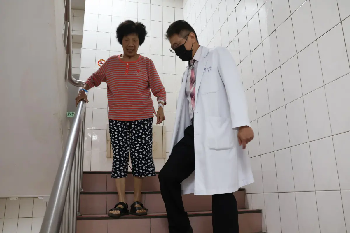 ▲大甲李綜合醫院骨科醫師王芳英教患者爬樓梯復健(圖／醫院提供2025.7.4)
