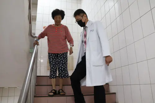 膝蓋退化勿拖延　走路會被自己絆倒
