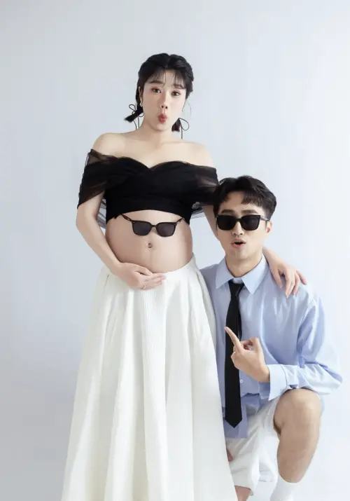 荒姨(左)挺孕肚拍寫真,記錄這段難忘時光。(圖/荒姨 IG) ▲荒姨(左)挺孕肚拍寫真,記錄這段難忘時光。(圖/荒姨 IG)