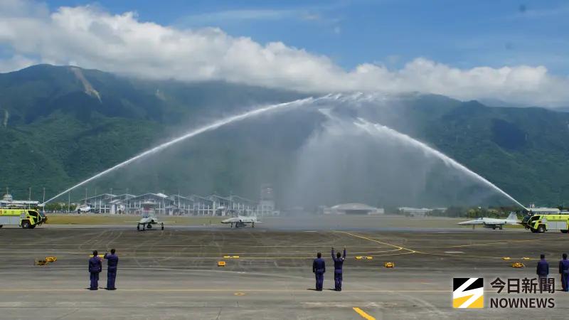 ▲F-5F與RF-5偵察機除役典禮,衝場落地後依序接受「水門禮」灑水致意。(圖/記者呂炯昌攝,2025.07.04)