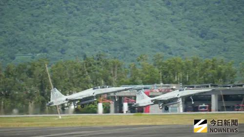 ▲F-5F與RF-5偵察機除役典禮,雙機編隊起飛做最後一次飛行。(圖/記者呂炯昌攝,2025.07.04) ▲F-5F與RF-5偵察機除役典禮,雙機編隊起飛做最後一次飛行。(圖/記者呂炯昌攝,2025.07.04)