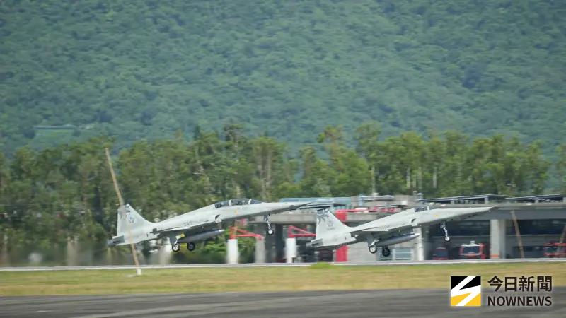 ▲F-5F與RF-5偵察機除役典禮,雙機編隊起飛做最後一次飛行。(圖/記者呂炯昌攝,2025.07.04)