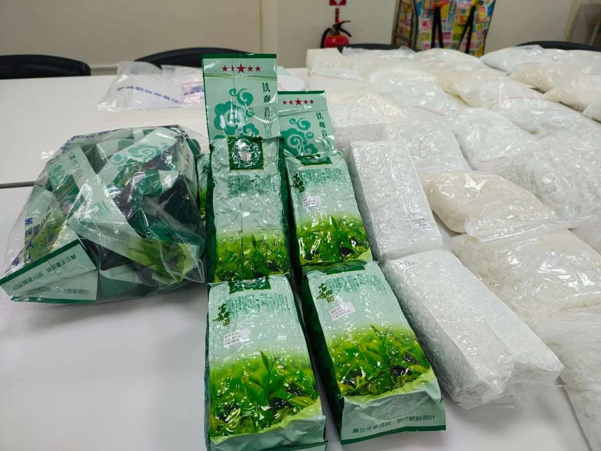 ▲中警起獲大量毒品愷他命，總毛重高達150公斤，部分愷他命更是以印有鐵觀音字樣之茶葉包裝袋偽裝（圖/ 記者鄧力軍翻攝）